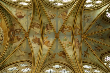 As abóbadas da capela de Rayonnant da abadia com pinturas renascentistas, do 13o ao 16o século